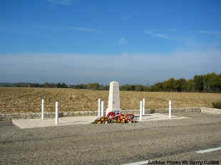 Montcony._memorial_to_aircrew.JPG (107186 octets)