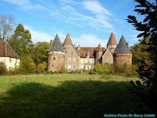 Montcony_Chateau_01.JPG (92858 octets)